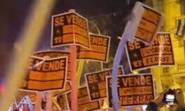 Decenas de manifestantes llegan a Ferraz con carteles de «Se vende»