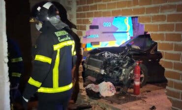 Detenido un conductor ebrio que chocó contra un vehículo aparcado y lo empotró dentro de un local en Valdemoro