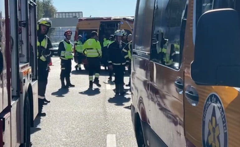 Cinco heridos al chocar un coche contra otro que estaba averiado en la M-30