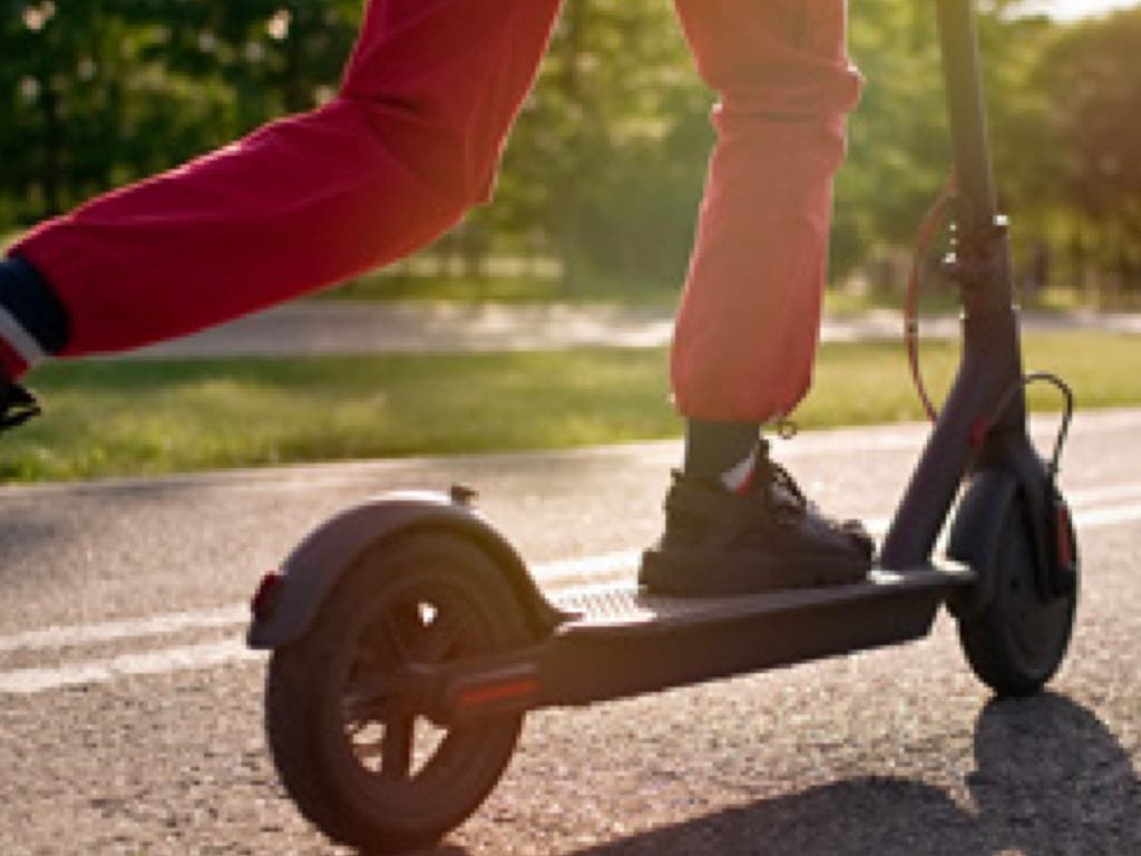 Renfe prohíbe el acceso de patinetes eléctricos en Cercanías, AVE y el resto de trenes desde el próximo 12 de diciembre