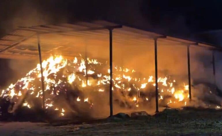 Arden montones de pacas de paja en Fuente el Saz de Jarama