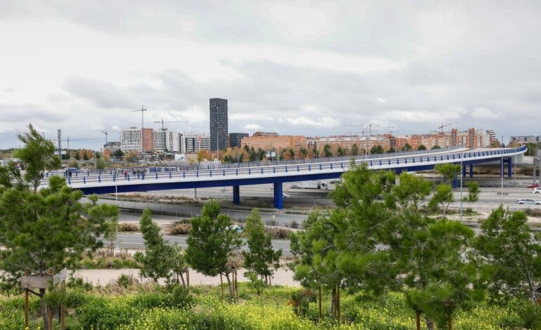 En 2024 comenzarán a construirse las primeras viviendas de Los Berrocales, ya conectados por dos puentes con el Ensanche de Vallecas
