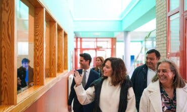 Ayuso anuncia un protocolo escolar pionero en España para prevenir las adicciones a las pantallas