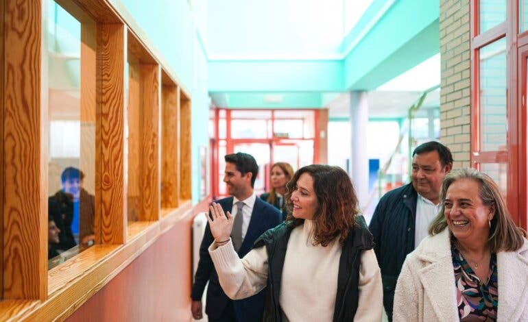 Ayuso anuncia un protocolo escolar pionero en España para prevenir las adicciones a las pantallas