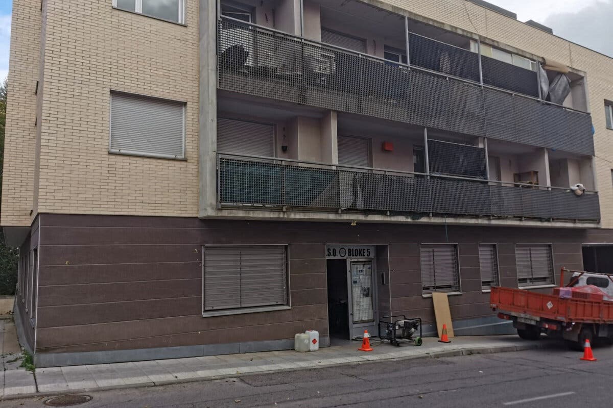 El Ayuntamiento de Azuqueca tapia 15 pisos vacíos en los edificios okupados de la calle Navarrosa