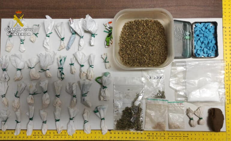 Dos jóvenes detenidos en la A-2 con hasta siete drogas diferentes 