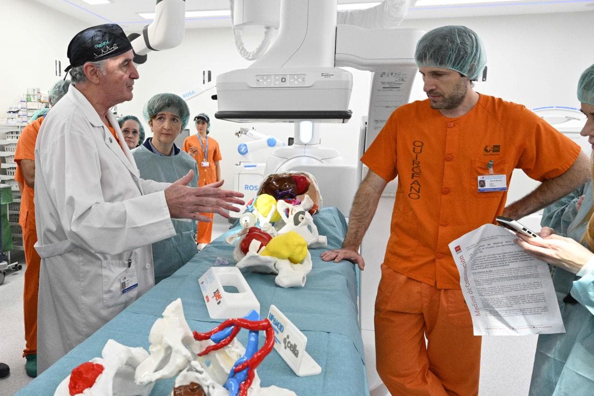 La Comunidad de Madrid abre el primer quirófano en el mundo con tecnología híbrida e impresión 3D