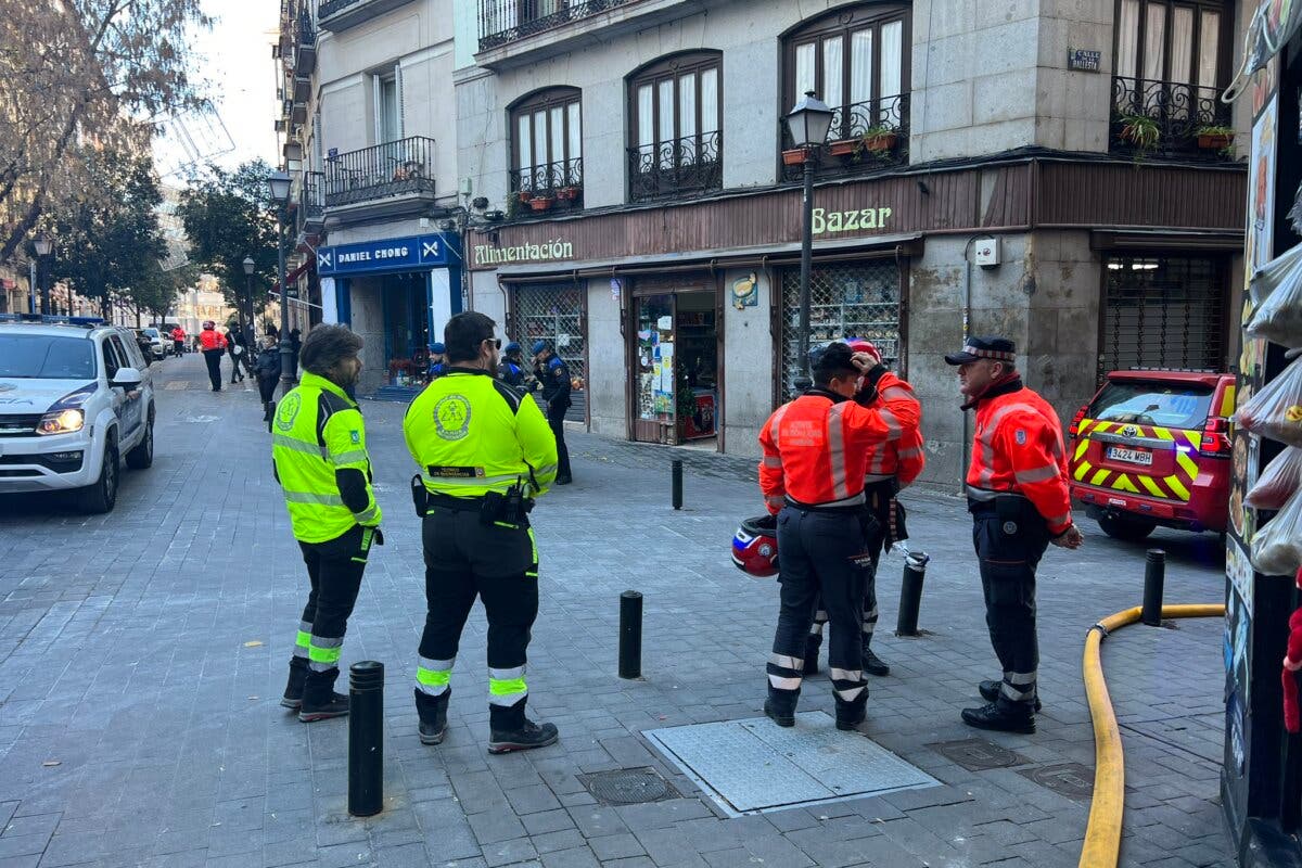 Un incendio en la cocina de un restaurante provoca una gran humareda cerca de Gran Vía 