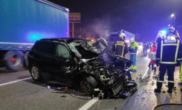 Aparatoso accidente entre un tráiler y un coche en la A-2, en Alcalá de Henares