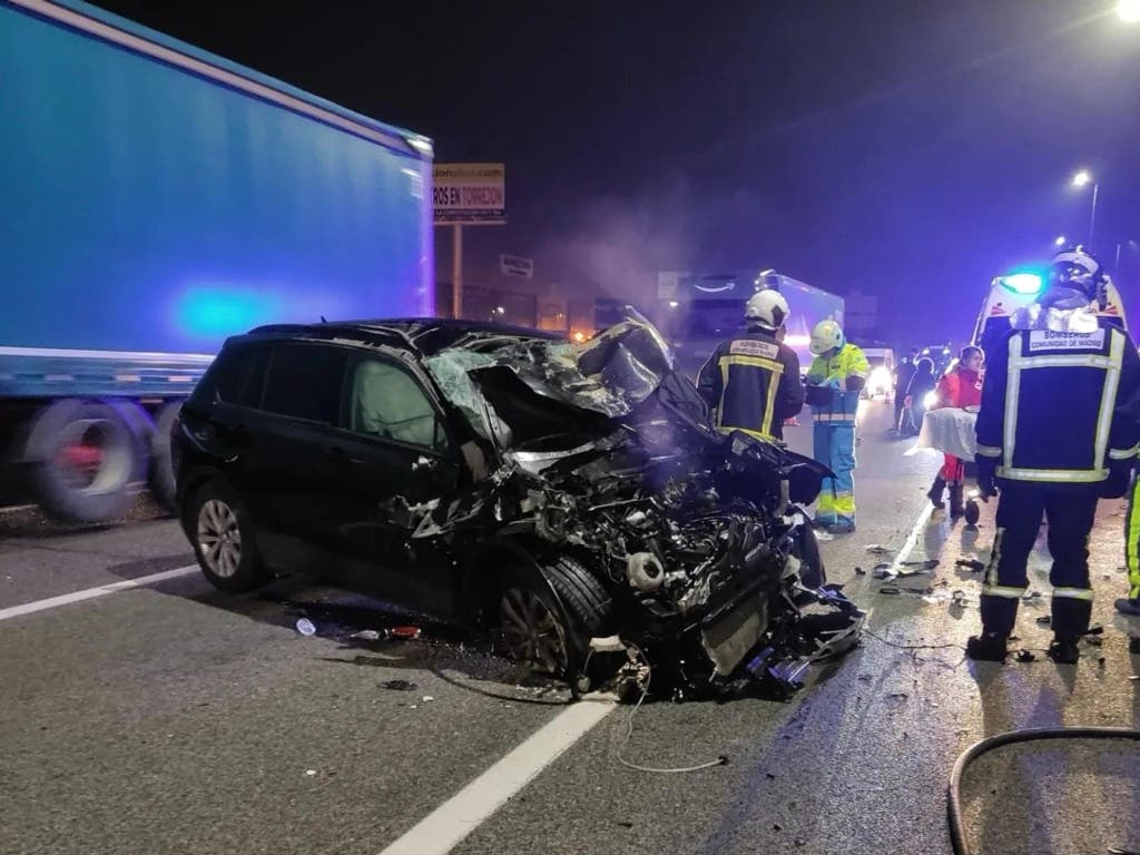 Aparatoso accidente entre un tráiler y un coche en la A-2, en Alcalá de Henares