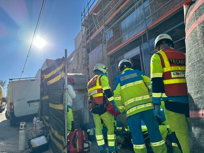 En estado crítico un trabajador de 45 años tras caerse de un andamio en Madrid 
