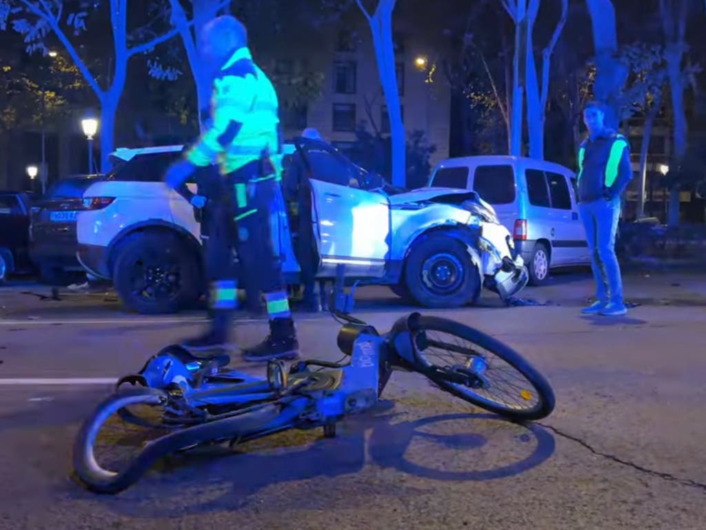 Un conductor huye a pie tras provocar el atropello de una ciclista en Madrid