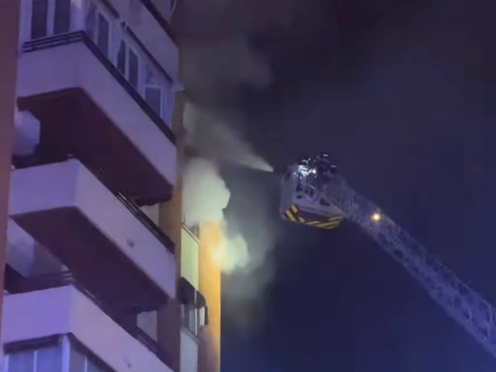 Una vela en casa de una mujer con síndrome de Diógenes provocó un incendio con 13 intoxicados en Madrid