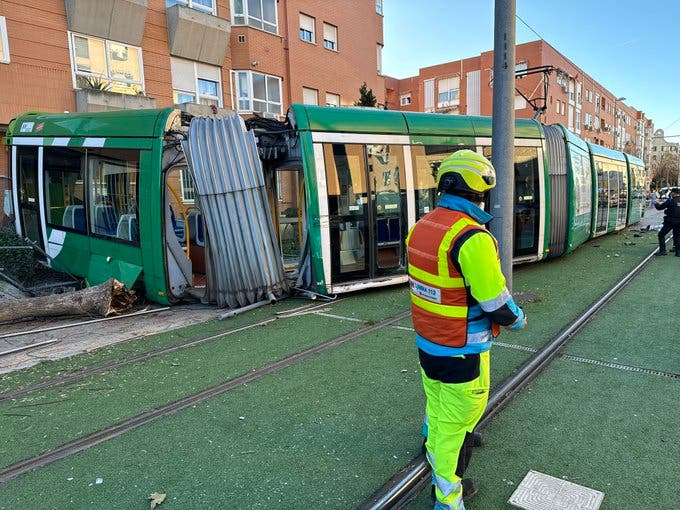 13 heridos leves en un accidente entre el tranvía de Parla y una furgoneta