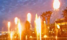 El espectáculo de las fuentes de Oasiz Madrid en Torrejón de Ardoz incorpora fuego
