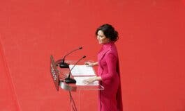 Ayuso reivindica la Constitución como «dique de contención frente a quien nos quiere separar»