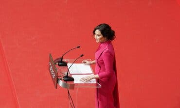 Ayuso reivindica la Constitución como «dique de contención frente a quien nos quiere separar»