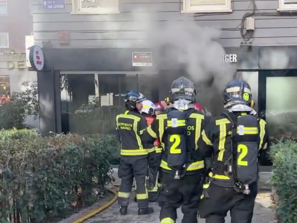 Intoxicada una trabajadora de una hamburguesería en Madrid tras incendiarse la cocina del restaurante 