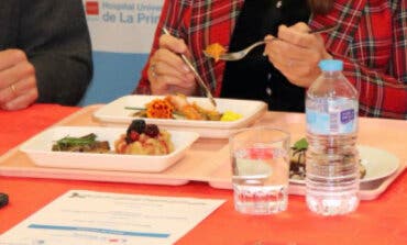 Bacalao ahumado con salsa romesco, cordero glaseado, crema de limón... el premiado menú navideño de un hospital de Madrid 