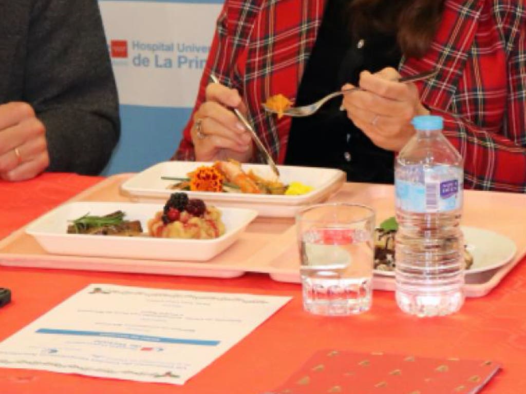 Bacalao ahumado con salsa romesco, cordero glaseado, crema de limón… el premiado menú navideño de un hospital de Madrid 