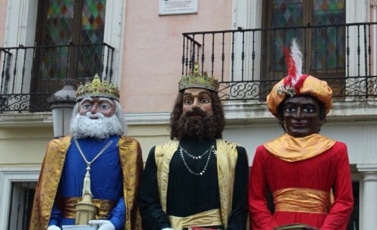 Los Reyes Magos Gigantes vuelven a recorrer las calles de Alcalá de Henares: horarios y recorridos