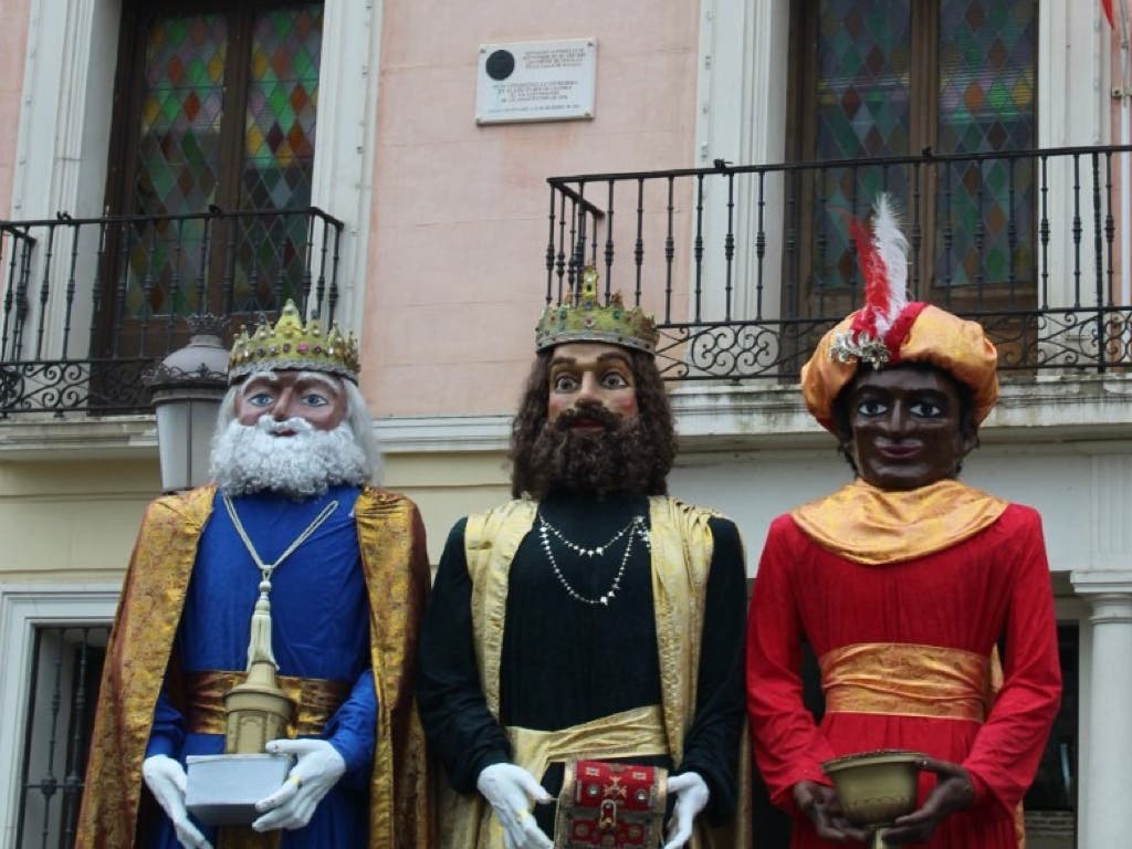 Los Reyes Magos Gigantes vuelven a recorrer las calles de Alcalá de Henares: horarios y recorridos