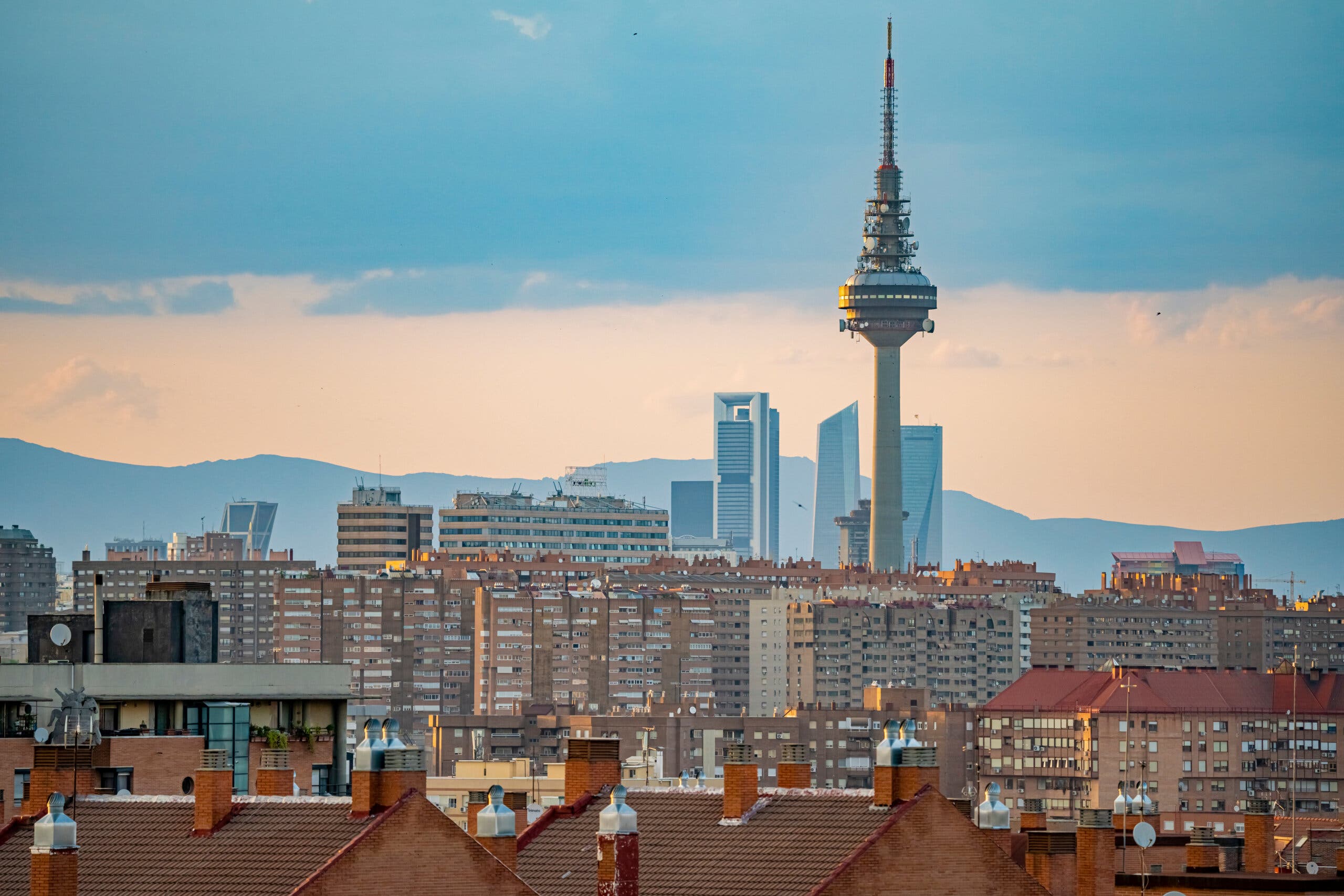 Un incendio en el Pirulí complica las emisiones de TVE y RNE MiraCorredor