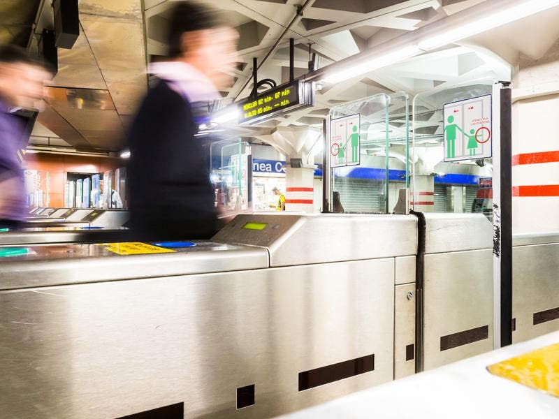 Metro de Madrid permitirá pagar con tarjeta directamente en los tornos de las estaciones  