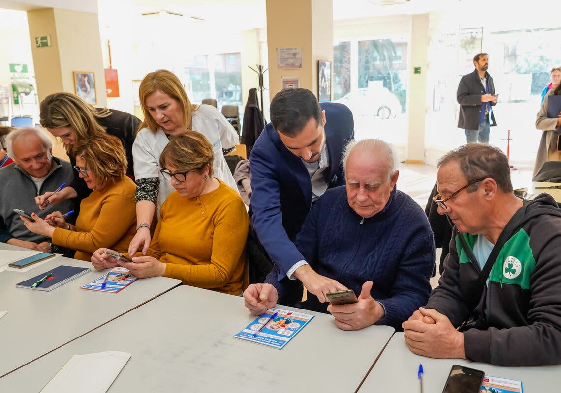 Torrejón ofrece nuevos talleres para que los mayores aprendan a pedir citas sanitarias online 