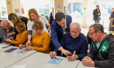 Torrejón ofrece nuevos talleres para que los mayores aprendan a pedir citas sanitarias online 