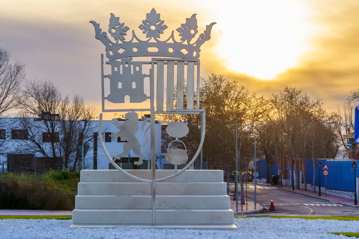 Torrejón de Ardoz inaugura una nueva escultura tridimensional que representa el escudo de la ciudad 