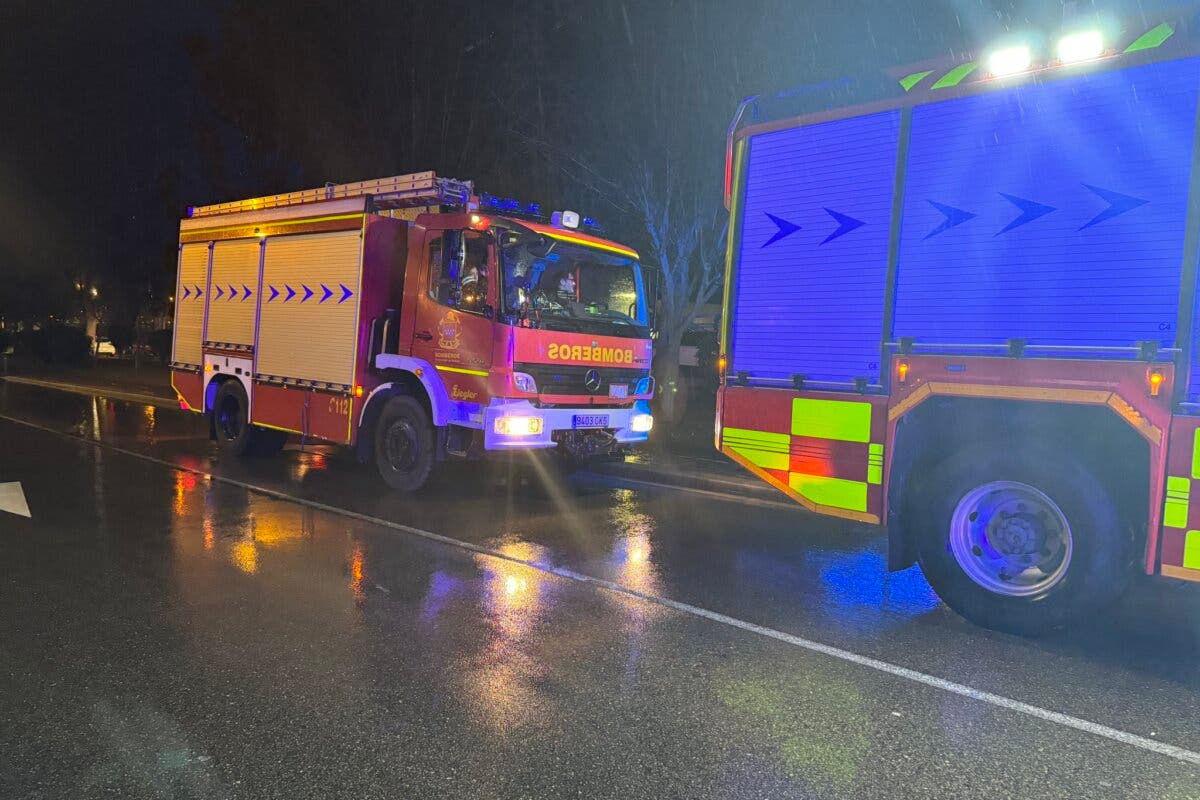 Los Bomberos liberan a una mujer atrapada debajo de un vehículo tras ser atropellada en Collado Villalba