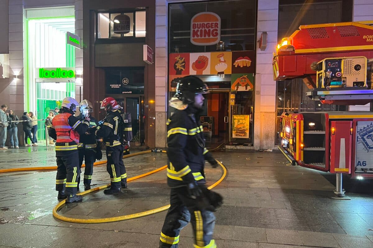 Aparatoso incendio sin heridos en un Burger King de la Gran Vía de Madrid 