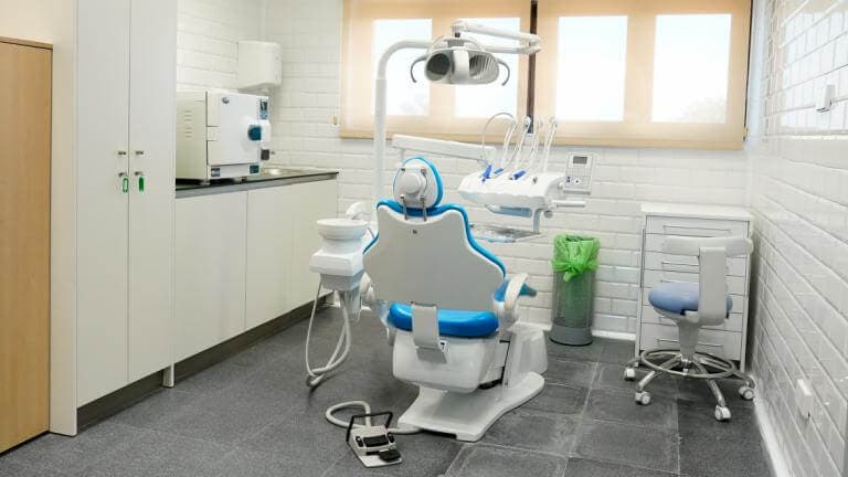 La Comunidad de Madrid aprueba 16 millones para ofrecer dentista gratis a los mayores de 80 años