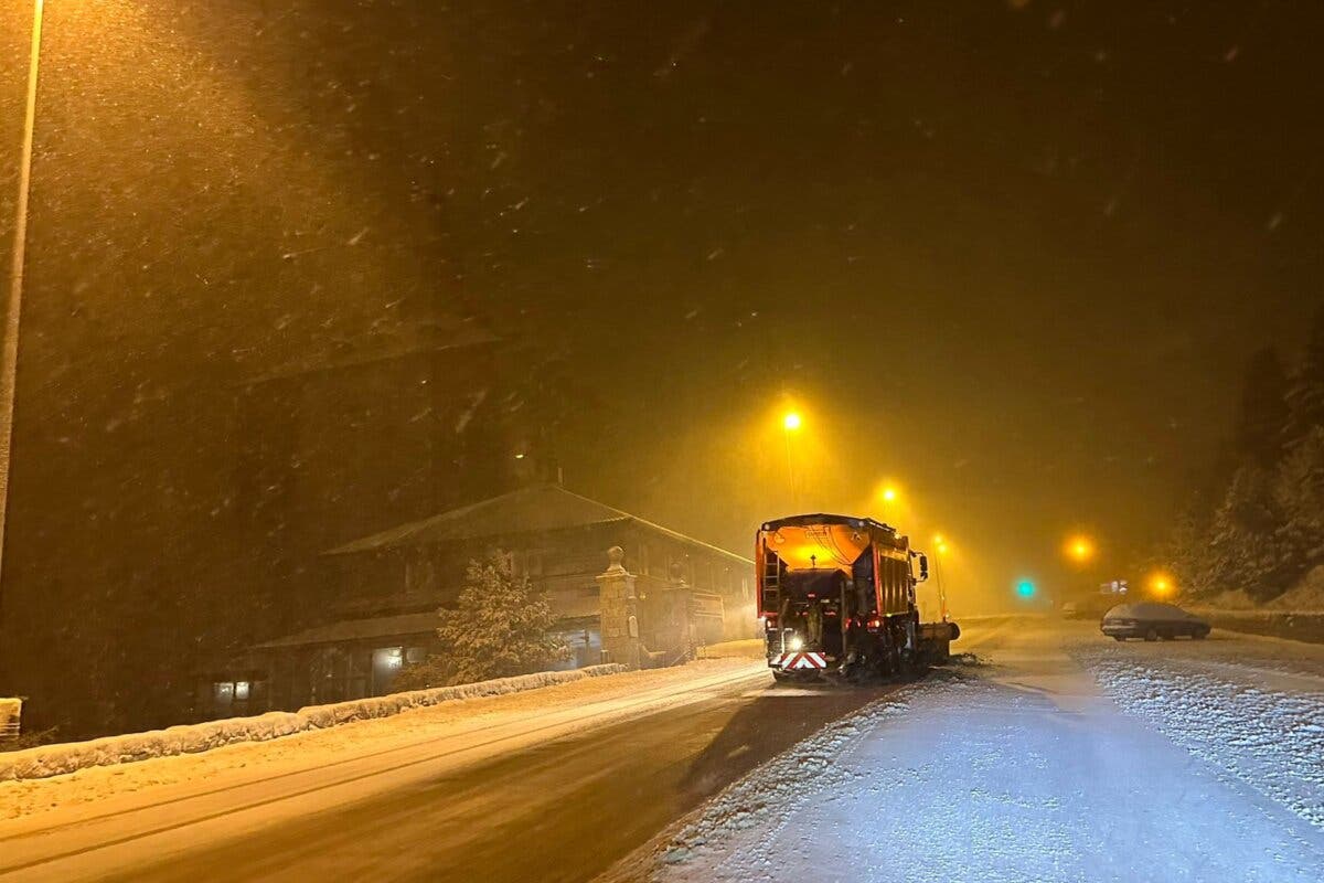 El 112 avisa: «Nieva en la Sierra de Madrid, no olvides cadenas o neumáticos»