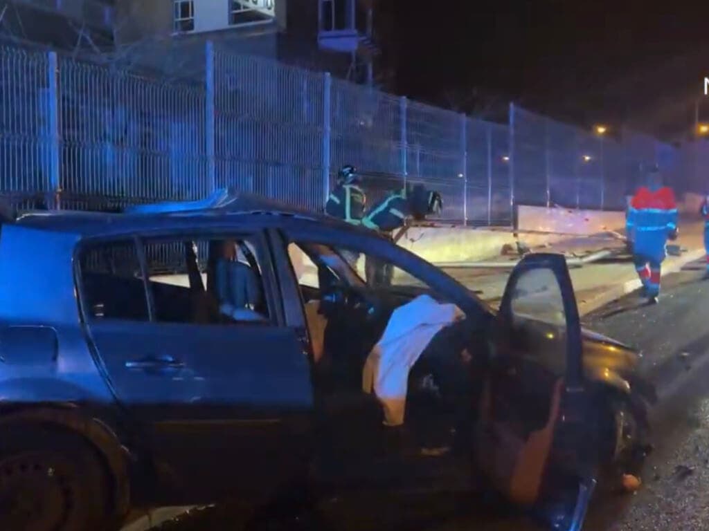 Cuatro jóvenes de unos 20 años heridos en un accidente en la carretera de Carabanchel a Villaverde