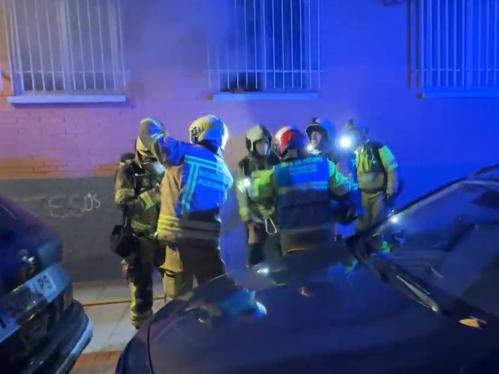 Un herido muy grave y 11 leves tras un incendio en una vivienda de Alcorcón