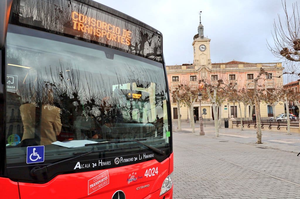 Alcalá de Henares estrena nuevos autobuses híbridos dotados con un sistema para prevenir accidentes