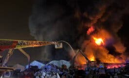 Un incendio arrasa dos naves en Humanes provocando una gran columna de humo y fuego