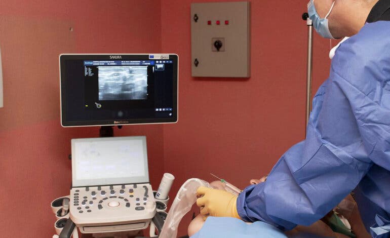 El Hospital de Guadalajara introduce la termoablación con microondas para tratar tumores de mama
