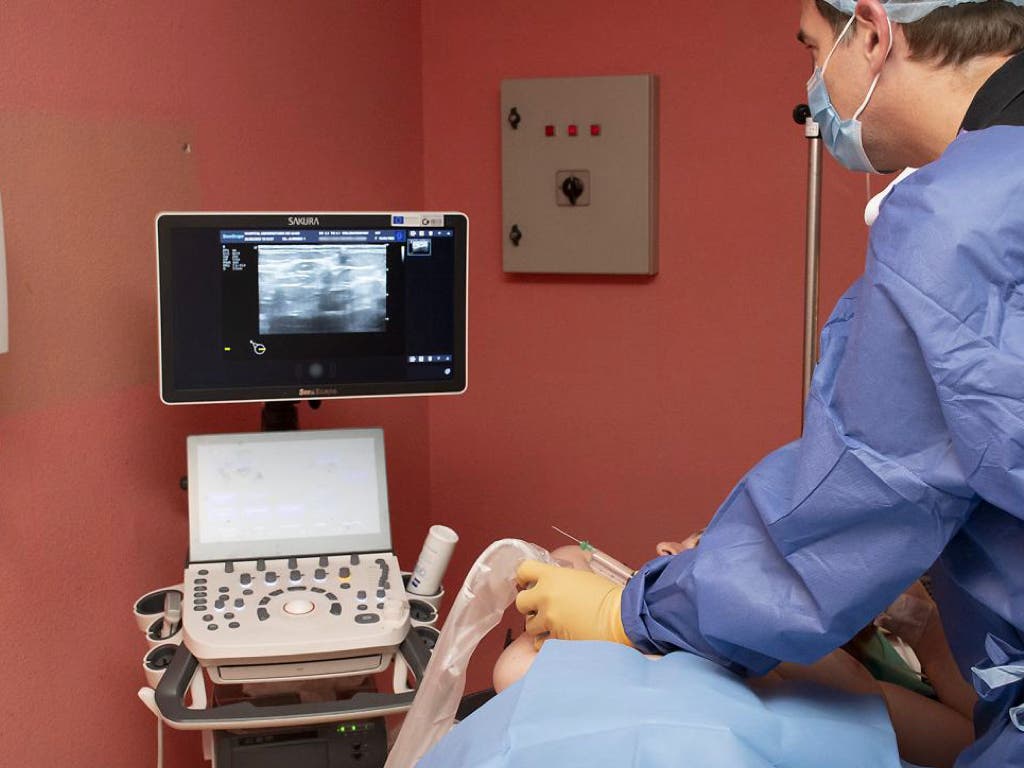 El Hospital de Guadalajara introduce la termoablación con microondas para tratar tumores de mama