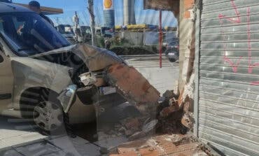 Un vehículo se estrella contra la fachada de un supermercado en Guadalajara