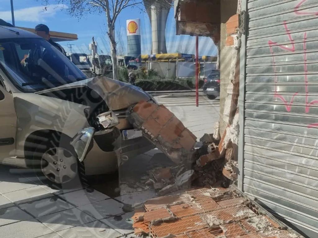 Un vehículo se estrella contra la fachada de un supermercado en Guadalajara