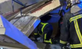 Cinco trabajadores heridos, tres de ellos atrapados, al derrumbarse una nave logística en Pinto