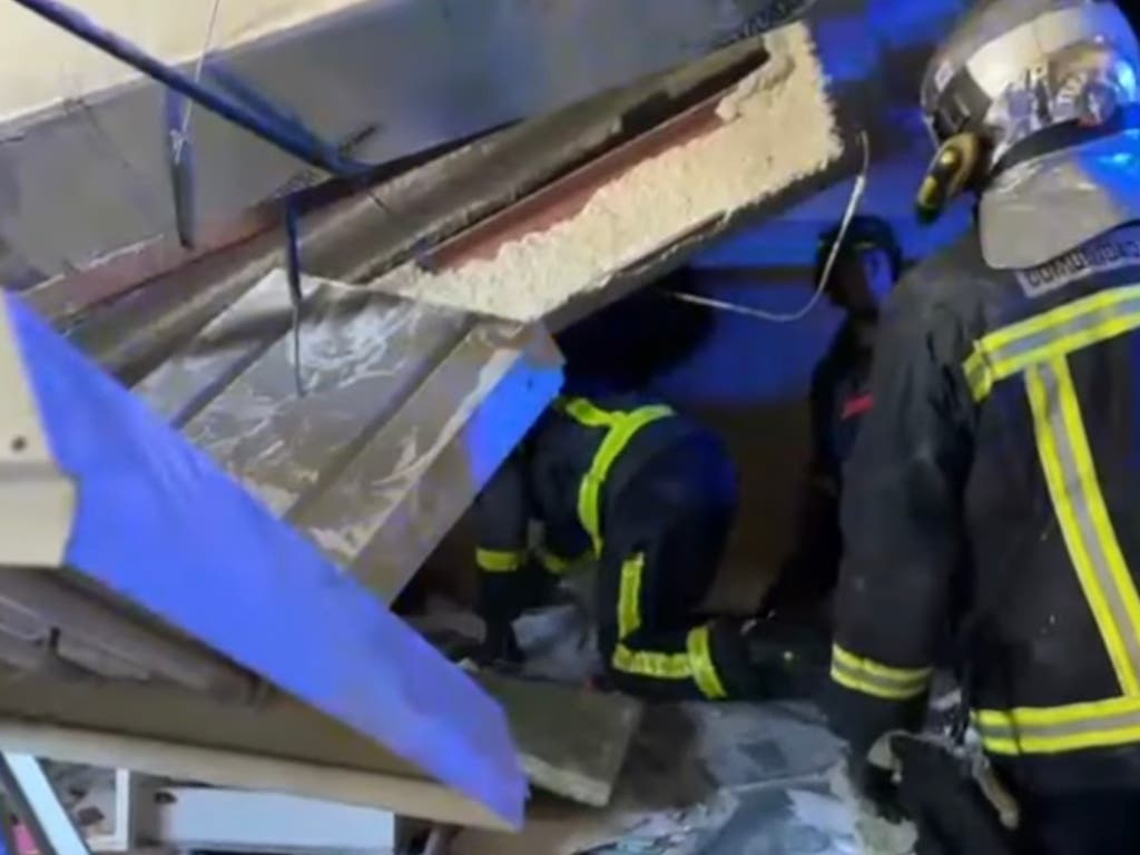 Cinco trabajadores heridos, tres de ellos atrapados, al derrumbarse una nave logística en Pinto