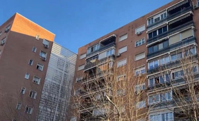 Una mujer sufre quemaduras muy graves en el incendio de una vivienda en Hortaleza