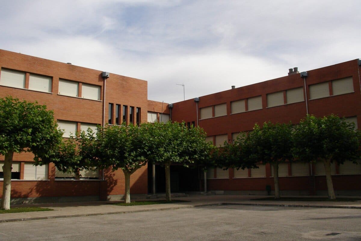 El chico que apuñaló a un compañero de instituto en Alcalá de Henares ingresa en un centro de menores