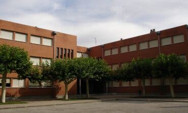 El chico que apuñaló a un compañero de instituto en Alcalá de Henares ingresa en un centro de menores