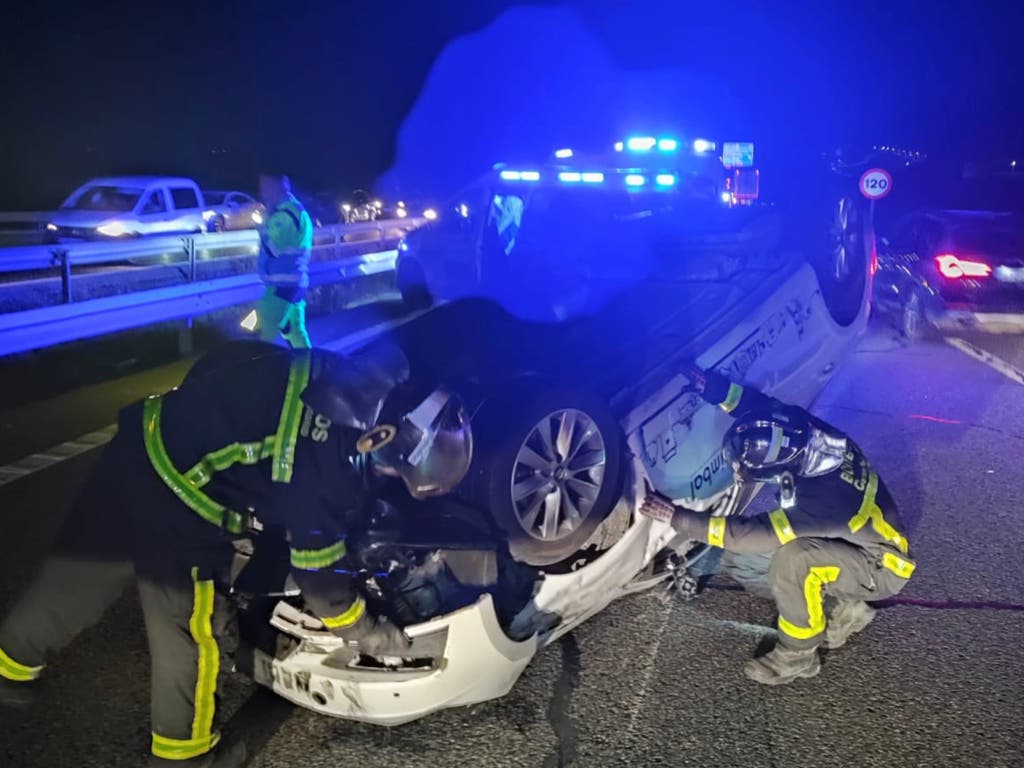 Un camión pierde un neumático en la A-5 y provoca el vuelco de un coche 