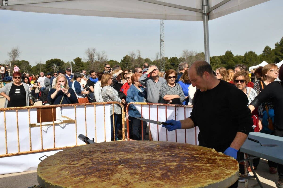 Tortilla gigante, gachas, caldo y chocolatada para celebrar el Día de la Tortilla en Mejorada del Campo